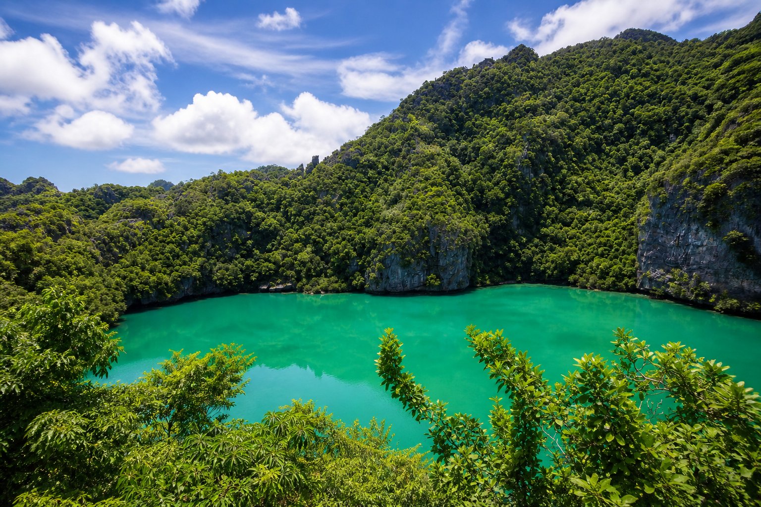 Emerald Lagoon ringed by limestone cliffs, Ang Thong Marine Park