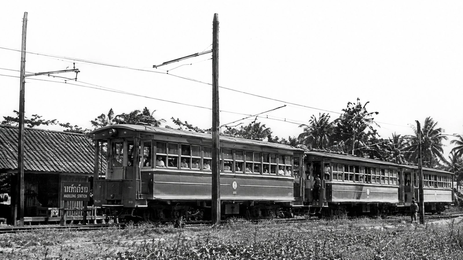 Maeklong railway market history