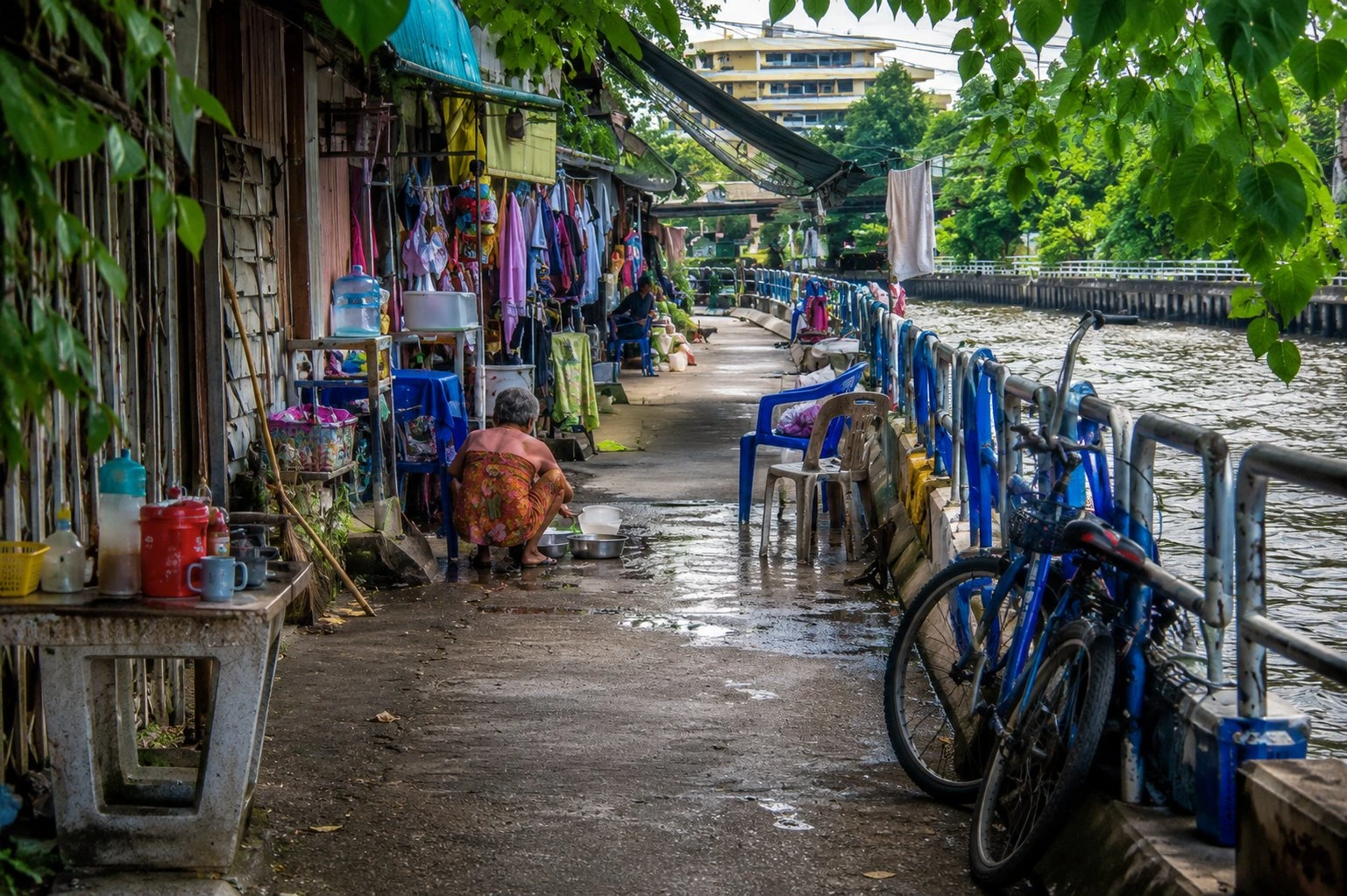 Daily life along the canal banks in Thonburi