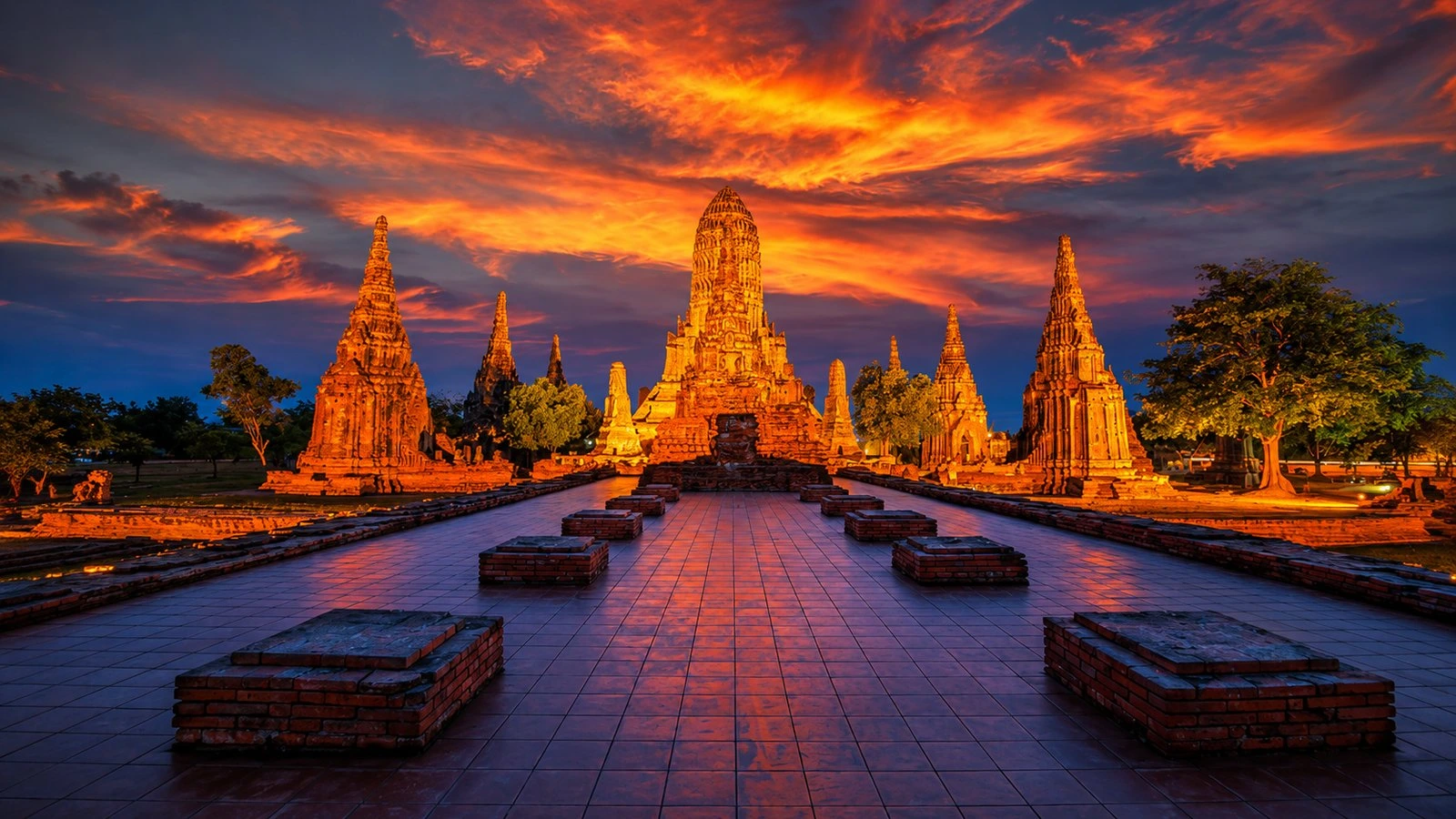 Wat Chaiwattanaram in Ayutthaya at sunset